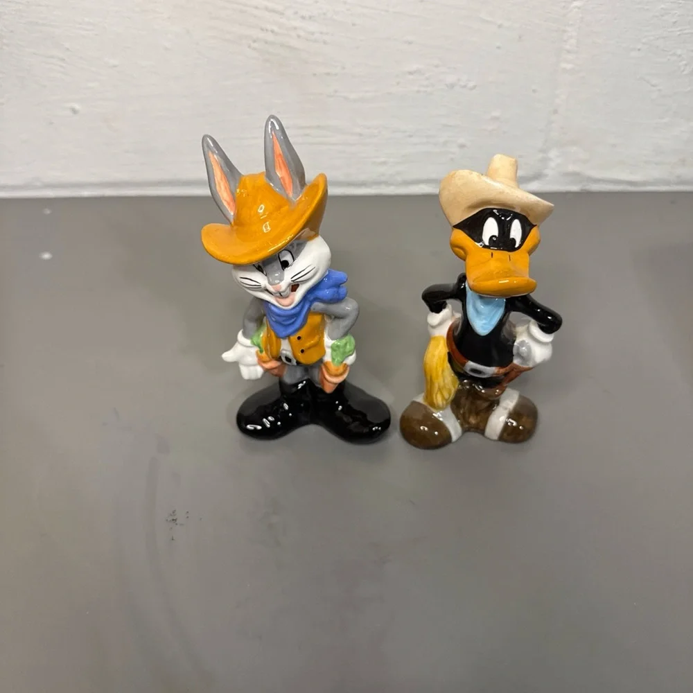 VINTAGE 1993 BUGS BUNNY AND DAFFY DUCK SALT AND PEPPER SHAKERS - Picture 2 of 6